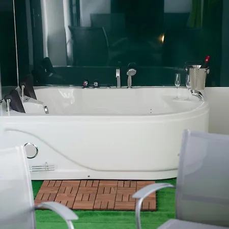 Loveroom Le Loft & Garden Apartment